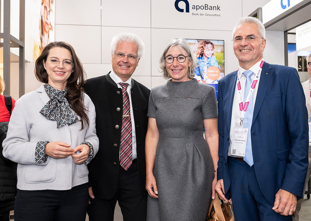 apoBank's tweet photo. Herzlichen Dank für den Besuch! Vorständin Sylvia Wilhelm durfte Gabriele Overwiening, Präsidentin der @ABDA_Berlin, Thomas Benkert, Präsident der BAK und Dr. Hans-Peter Hubmann, Vorsitzender des DAV, auf der #expopharm begrüßen. Sie finden uns in 𝗛𝗮𝗹𝗹𝗲 𝟯.𝟭, 𝗖𝟵 💊💙 https://t.co/9Kk5NmJ6UH