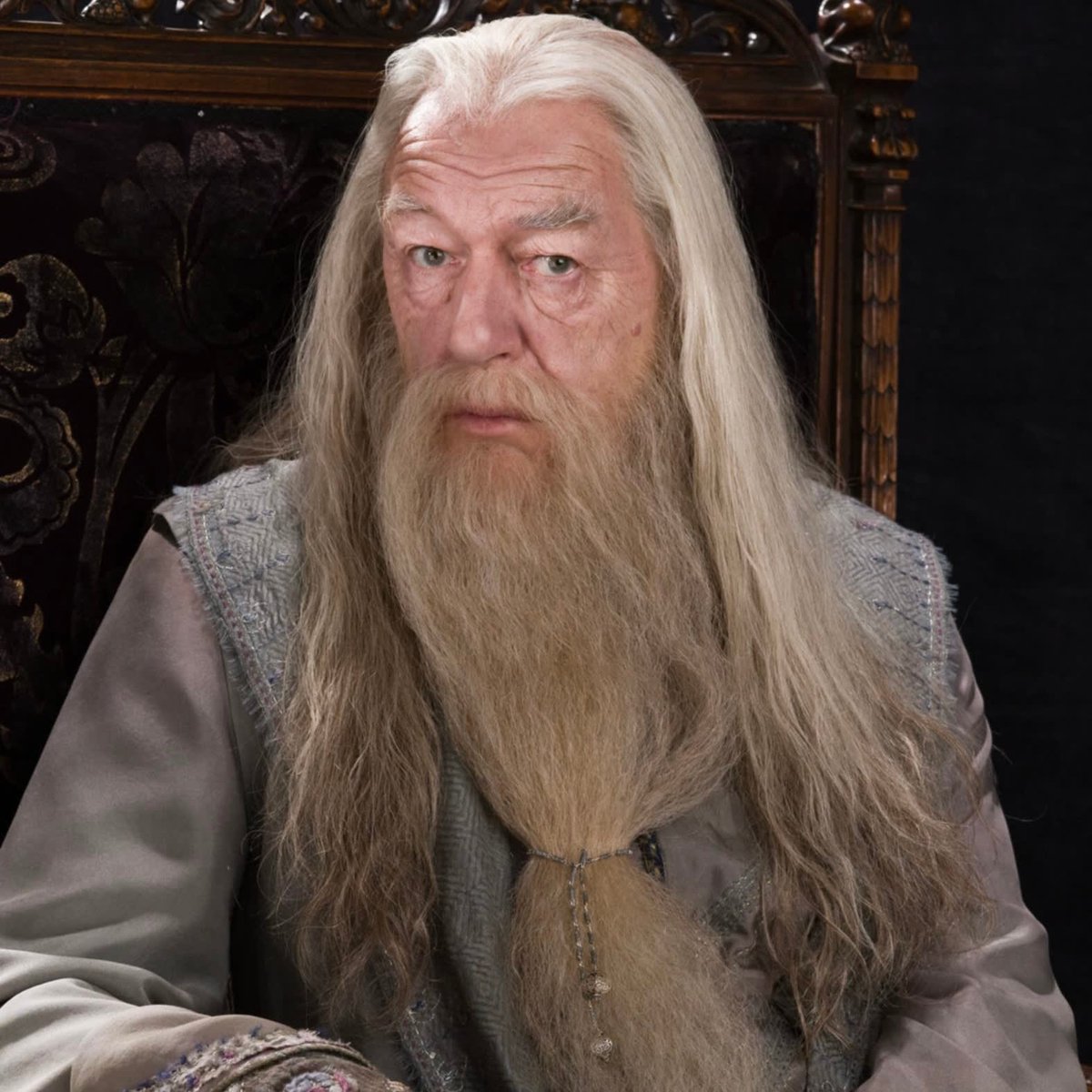 pusholder's tweet photo. Harry Potter serisinde Albus Dumbledore karakterine hayat veren İngiliz oyuncu Michael Gambon 82 yaşında hayatını kaybetti. https://t.co/ZwjOytxq2v