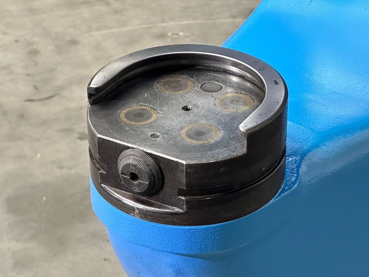 mach4metal's tweet image. ECKOLD - KF 665 Number of strokes:      150-300-600Min.
Maximum sheet thickness:6mm
Horizontal troath 675mm
Vertical troath 450mm
Max. thickness Stainles:4mm
Max. thickness Aluminium:8mm
Motorised ram adjustment:80
Power 4,1kW
 #eckold #mach4metal #kraftformer