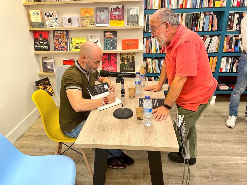 Presentación del libro HÉROES PENITENCIARIOS en Madrid LIBRERÍA LÉ. 

#sosprisiones
<a href="/IIPPGob/">Instituciones Penitenciarias</a> <a href="/interiorgob/">Ministerio del Interior</a> <a href="/APFP_ES/">@apfp_es</a> <a href="/ApfpSorg/">Apfp Secretaría Organización 🇪🇸</a> <a href="/_AVT_/">AVT</a> <a href="/maitearaluce/">Maite Araluce</a> <a href="/Ultimalinea1/">Ultimalinea</a> <a href="/EdUltimaLinea/">Última línea</a> <a href="/maitepagaza/">Maite Pagazaurtundúa</a> <a href="/Savater_/">Savater</a>