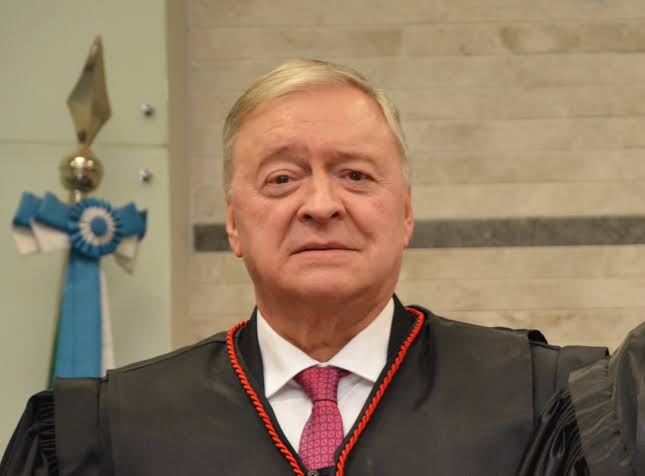 OrestesBrasil's tweet photo. Este é o desembargador Maran (esquerda) ele está sendo julgado no CNJ por ter dado liberdade provisória a um dos maiores traficantes do Brasil, o Palermo (direita), condenado a 126 anos de prisão.

O magistrado recebeu um pedido de habeas-corpus durante a noite e 10 horas depois, ainda de madrugada, concedeu a liberdade ao perigoso traficante, que fugiu no mesmo dia e enconrra-se desaparecido até hoje.

Em sua defesa, o desembargador alegou que soltou Palermo por conta da pandemia da covid-19, mas só havia 1 mês que a OMS tinha declarado a pandemia e 1 mês que havia morrido a primeira pessoa com a doença no Brasil, em março de 2020, e o habeas-corpus do criminoso foi concedido em abril.

Palermo é um dos maiores traficantes do Brasil e do mundo, é piloto de avião e coleciona passagens pela cadeia desde 1991. Enquanto isso, no Brasil, pobre fica preso por causa de 100 reais com aval do STF.