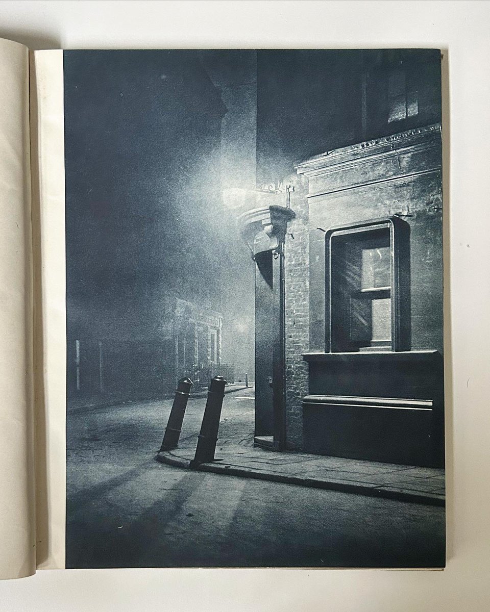 BrendanCormier's tweet image. Harold Burdekin’s superb photos of 1930s London at night, a fantastic mix of  light, shadow and fog, and suggestive paths into the unknown.