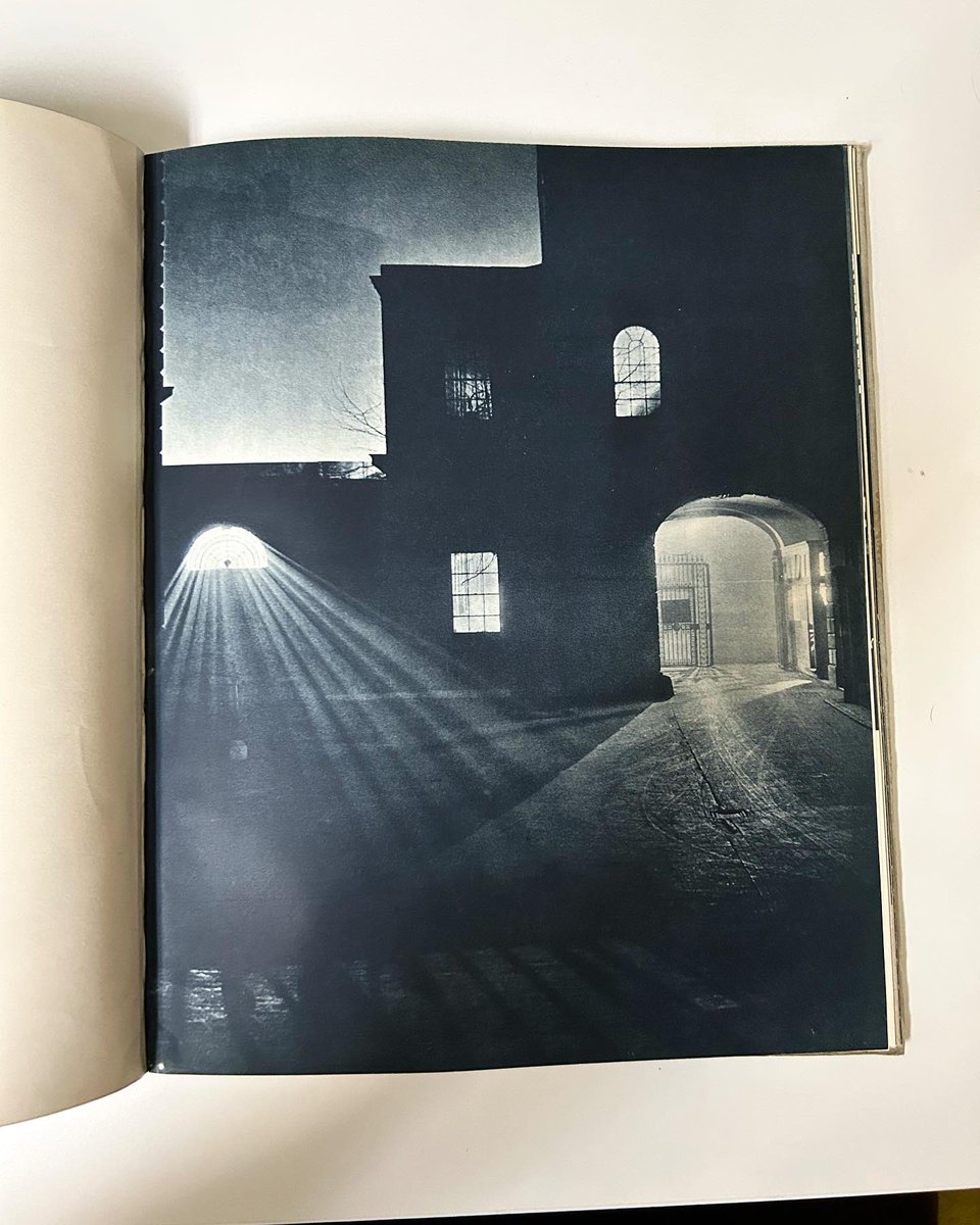 BrendanCormier's tweet image. Harold Burdekin’s superb photos of 1930s London at night, a fantastic mix of  light, shadow and fog, and suggestive paths into the unknown.