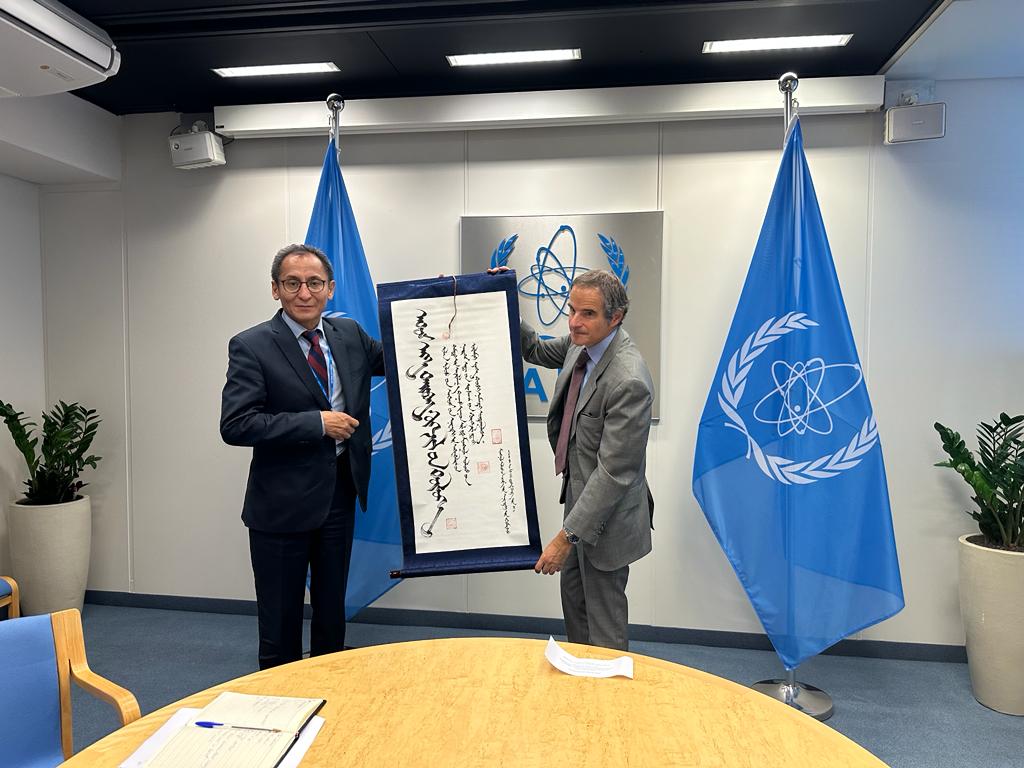 rafaelmgrossi's tweet photo. Received a thoughtful “Atoms for Peace” artwork from Manlaijav Gunaajav of #Mongolia's Nuclear Energy Commission. Good to meet at #IAEAGC sidelines and explore how to enhance food security and health in 🇲🇳 . Looking forward to further collaboration. https://t.co/5wKtrn5avf