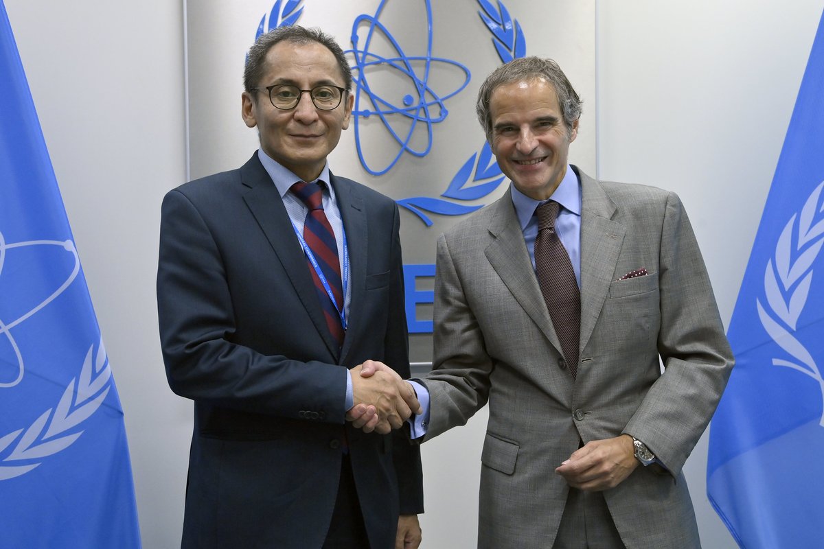 rafaelmgrossi's tweet photo. Received a thoughtful “Atoms for Peace” artwork from Manlaijav Gunaajav of #Mongolia's Nuclear Energy Commission. Good to meet at #IAEAGC sidelines and explore how to enhance food security and health in 🇲🇳 . Looking forward to further collaboration. https://t.co/5wKtrn5avf