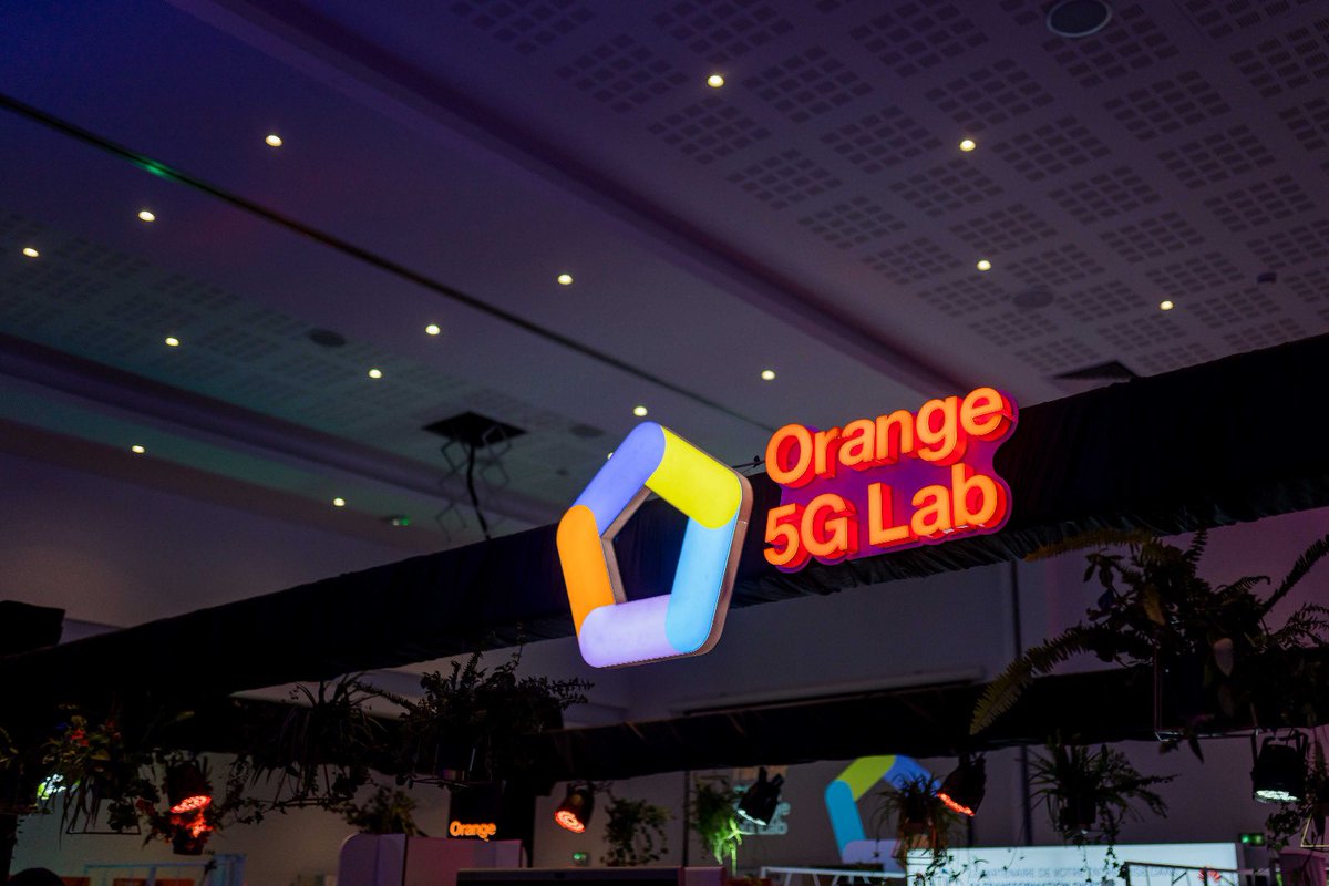 DebordFrederic's tweet image. Bienvenue à Orange 5G Lab #Madagascar, qui va aider et accompagner tous les acteurs économiques à mieux appréhender les opportunités, la valeur et l’utilité de la 5G. Une preuve de l’engagement d’@Orange_mg dans la capacité d’innovation du tissu économique local malgache !