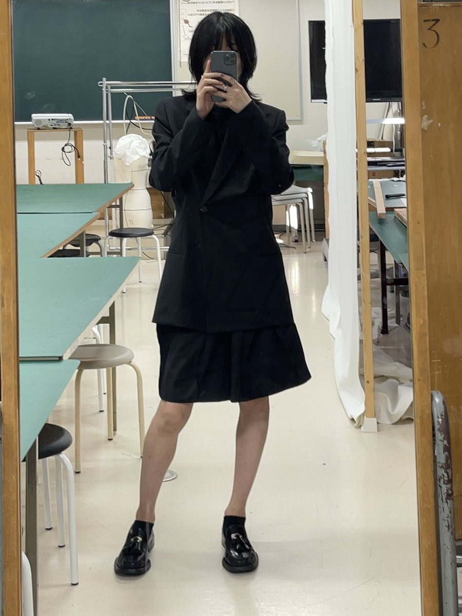 T44731980's tweet photo. 今日。ハーフパンツにジャケット。 https://t.co/Fnrwne6dJm