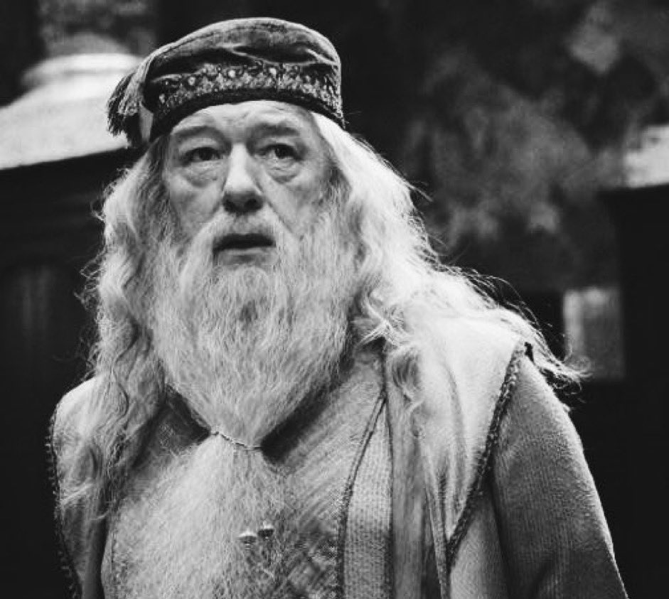 cidpll_'s tweet photo. È morto a 82 anni Michael Gambon, Albus Silente nella saga di Harry Potter a partire dal terzo film.
In alto le bacchette…🥹🪄 https://t.co/Zwyj7YUFCo
