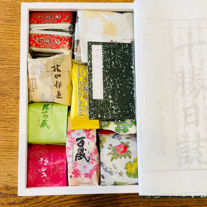 ふるさと納税、六花亭さまがいらした。十勝日誌(おやつセットの名前)すごい。この下にもおやつがもりもりに入っていて六花亭を食べ尽くすかのような気持ちになれます。 