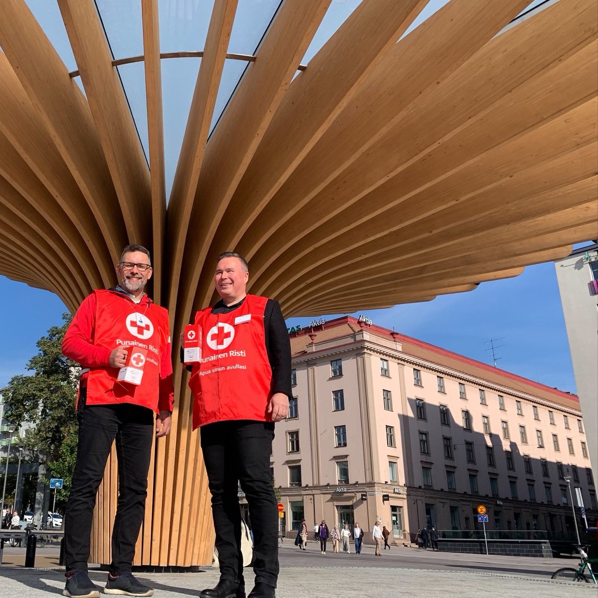 ”Haluamme olla omalla esimerkillämme mukana. Auttaminen ei vaadi isoja tekoja, vaan mukana olo on tärkeintä”, kertoo Terveystalo Turun seudun aluejohtaja Matti Rauhala, joka oli keräämässä yhdessä <a href="/sprvspiiri/">Punainen Risti Varsinais-Suomen piiri</a>'n toiminnanjohtaja <a href="/KooPeeMannila/">Kalle-Pekka Mannila</a>'n kanssa. #Nälkäpäivä