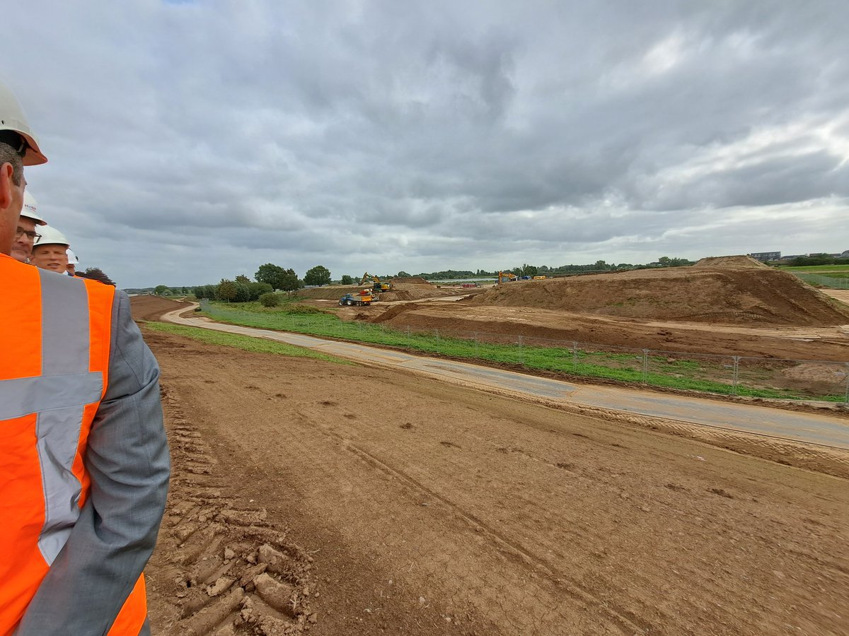 Het #ProgrammaBestuur van <a href="/HWBP_nl/">Hoogwaterbeschermingsprogramma (HWBP)</a> (<a href="/Rijkswaterstaat/">Rijkswaterstaat</a> &amp; Unie van <a href="/waterschappen/">Unie v Waterschappen</a>) combineert bestuursvergadering met werkbezoek aan deeltraject #Salmsteke van #SterkeLekdijk <a href="/HDSR_waterschap/">Stichtse Rijnlanden</a>.
#EmissieloosMaterieel, gebiedsdelen #BloemrijkeDijk, #KRW-nevengeul met recreatie