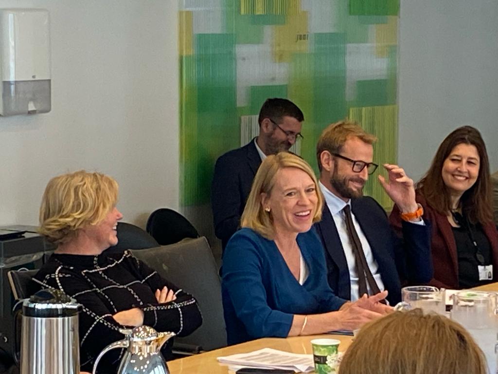 Utenriksdept's tweet photo. Dialog og partnerskap med de norske humanitære organisasjonene er avgjørende for Norges humanitære arbeid. 

I dag fikk @AnneBeathe_ @AHuitfeldt mange nyttige innspill for et godt resultat i arbeidet med revidert humanitær strategi #NorwayHumStrategy

Takk for at dere bidrar! https://t.co/9XUCTQzKNq