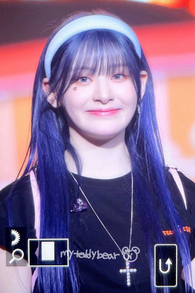 sserastayc's tweet photo. blue hair suits them so well https://t.co/JuZCE837v8