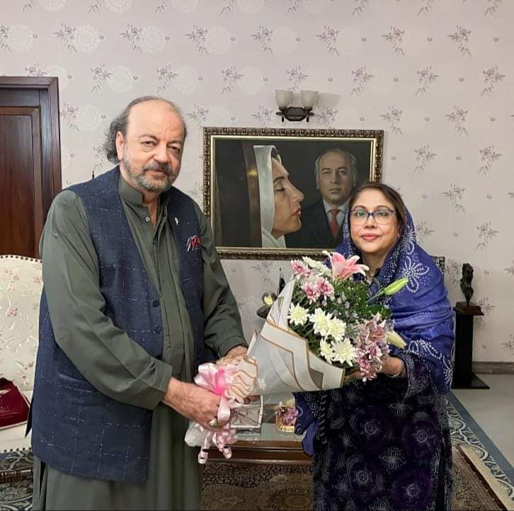 LiaquatShahani_'s tweet photo. اسپیکر سندھ اسمبلی @AghaSirajKhanD زرداری ہائوس کراچی پہنچے اور پاکستان پیپلز پارٹی لیڈیز ونگ پاکستان کی صدر محترمہ ادی @FaryalTalpurPk صاحبہ سے ملاقات،
 آغا سراج خان درانی صاحب نے ادی فریال ٹالپور صاحبہ کا شکریہ ادا کیا کہ انہوں نے ساڑھے چار سال بھرپور حمایت کی. https://t.co/A5Xzt1Dw0g