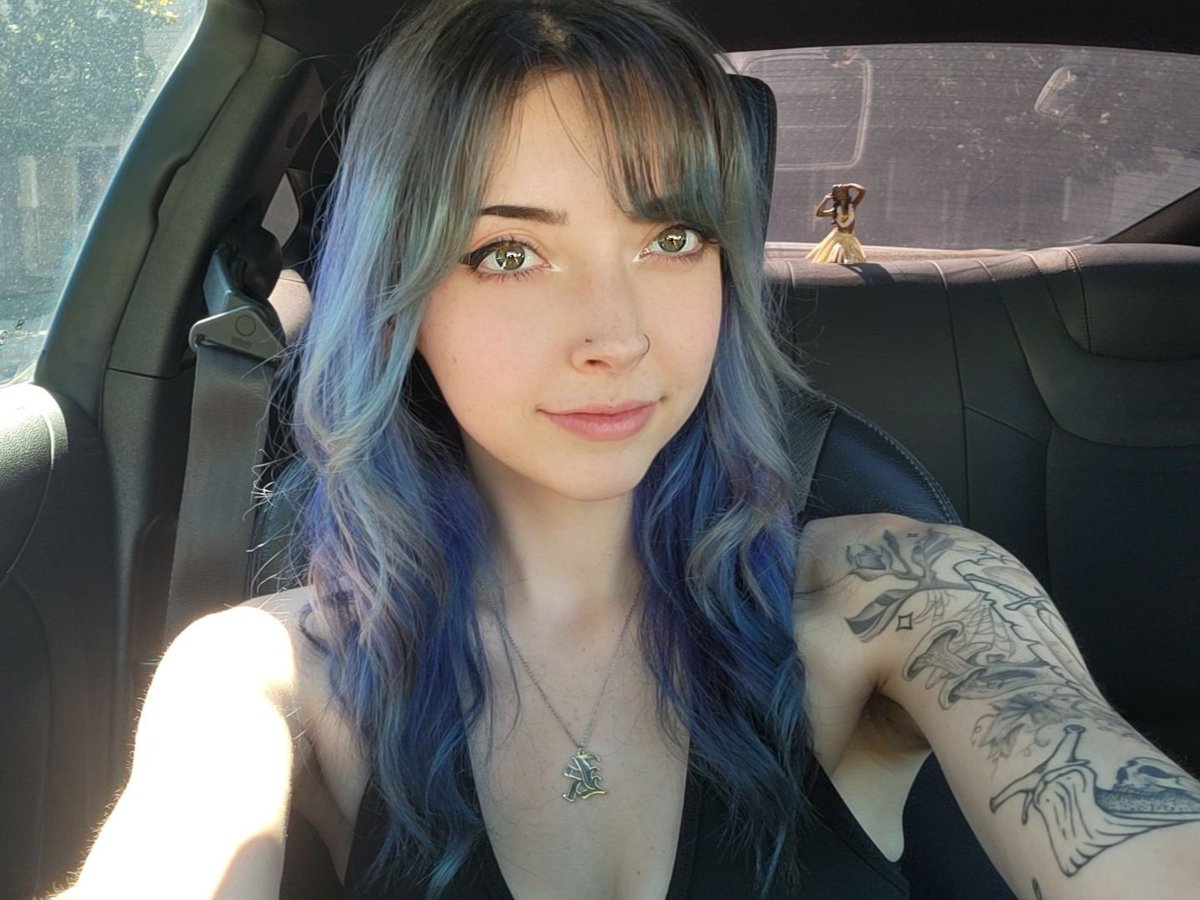 PunkPizzaPrnces's tweet photo. In case you forgot what I look like https://t.co/v4F14ObfG3