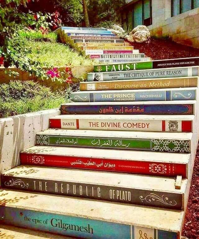 Arteymas_'s tweet photo. Las 21 Escaleras; en la Universidad de Balamand, Líbano:

Las escaleras se encuentran justo al lado del edificio de la Biblioteca. Los libros están en orden cronológico (¡casi!) de la siguiente manera, de abajo hacia arriba:

1 - La epopeya de Gilgamesh;
2 - La República de Platón;
3 -Diwān Abū al-Ṭayyib al-Mutanbbī;
4 -Risālat al-ghufrān / Abī al-ʻAlāʼ al-Maʻarrī;
5 -La Divina Comedia (Dante Alighieri);
6 -Muqaddimah-i Ibn Jaldún;
7 -El Príncipe y los Discursos (Nicolás Maquiavelo);
8 -Discurso sobre el método (René Descartes);
9 -La crítica de la razón pura (Immanuel Kant)
10- Fausto (Goethe);
11 - El Origen de las Especies (Charles Darwin);
12 - Los hermanos Karamazov (Fiodor Dostoievski);
13 - Así habló Zaratustra (Friedrich Nietzsche);
14 - La Teoría de la Relatividad (Albert Einstein);
15 - El Profeta (Khalil Gebran);
16 - al-Ayyām / Ṭāhā Ḥusayn;
17 - Un estudio de la historia (Arnold Toynbee);
18 - Cosmos (Carl Sagan);
19 - Una breve historia del tiempo (Stephen Hawking);
20 - Les Désorientés (Amin Maalouf);
21 - El camino por delante (Bill Gates)

© Archaeo Histories