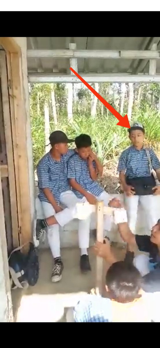 rrrr_dy's tweet photo. @kegblgnunfaedh Sama ga sihh ini orgny? Video pertama ikut nonjok pelan jg. Video kedua ngelepasin trus dorong pelaku ke tengah lg. Gayanya pake topi dan model penampakan tasnya mirip. https://t.co/tUekOwmyHG