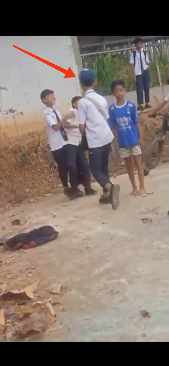 rrrr_dy's tweet photo. @kegblgnunfaedh Sama ga sihh ini orgny? Video pertama ikut nonjok pelan jg. Video kedua ngelepasin trus dorong pelaku ke tengah lg. Gayanya pake topi dan model penampakan tasnya mirip. https://t.co/tUekOwmyHG