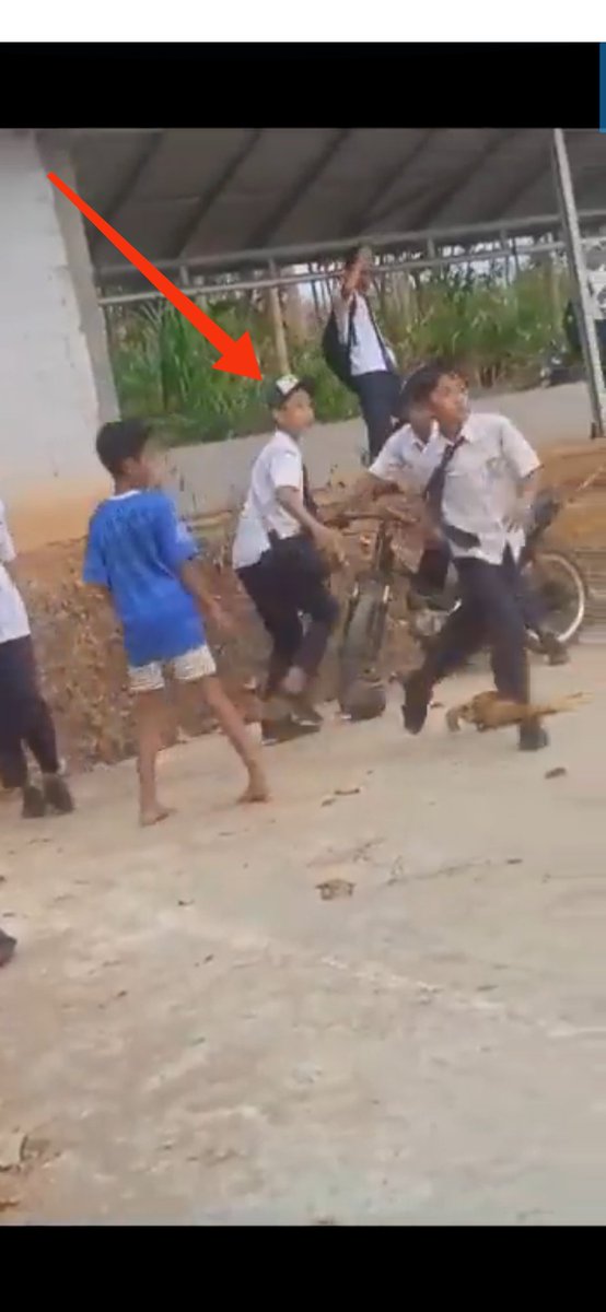 rrrr_dy's tweet photo. @kegblgnunfaedh Sama ga sihh ini orgny? Video pertama ikut nonjok pelan jg. Video kedua ngelepasin trus dorong pelaku ke tengah lg. Gayanya pake topi dan model penampakan tasnya mirip. https://t.co/tUekOwmyHG