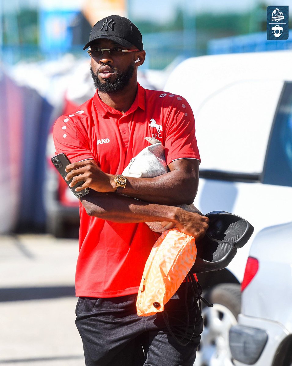 Moussa Dembele sur son choix de rejoindre l’Arabie Saoudite 🇸🇦 

« Tous les choix professionnels sont orientés dans l'optique de gagner plus d'argent. Ça fait partie de l'évolution professionnelle. Gagner plus d'argent et s'épanouir. Il y aura toujours des donneurs de leçons.