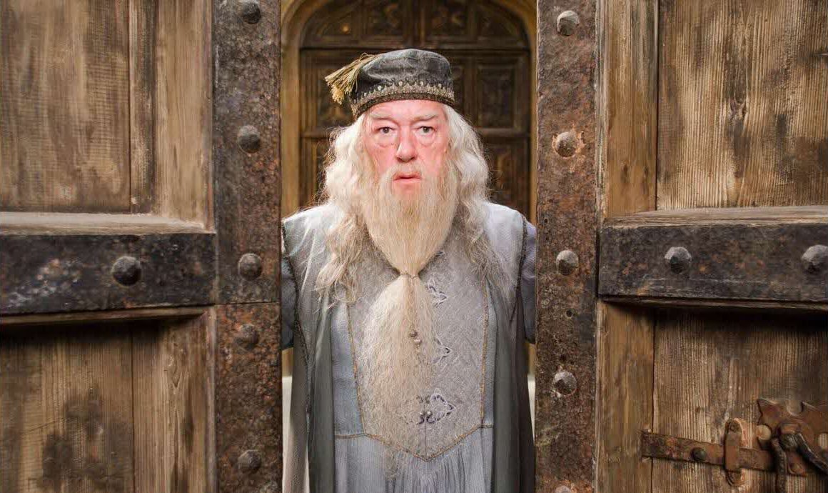 É com pesar que noticiamos o falecimento de Michael Gambon, nosso Dumbledore, aos 82 anos. Mandamos carinho a família e amigos.