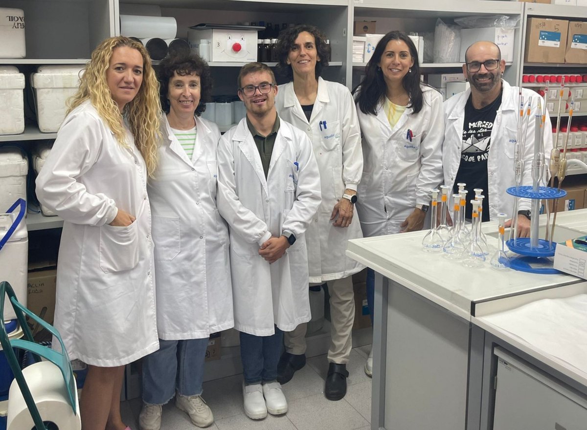 aqualia's tweet photo. Se llama Alejandro Nogués, tiene 26 años y desde el 12/09 forma parte del equipo de laboratorio de #Aqualia en #Badajoz. Su contratación es el resultado del acuerdo entre compañía y @DownBadajoz entidad que trabaja por la integración socioeducativa de personas con #SíndromedeDown https://t.co/HH29xaIcrW