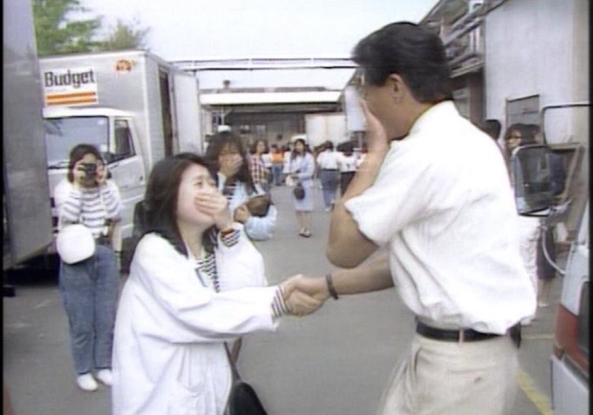 ファンと同じテンションで握手する舘ひろし、いつ見ても面白すぎる