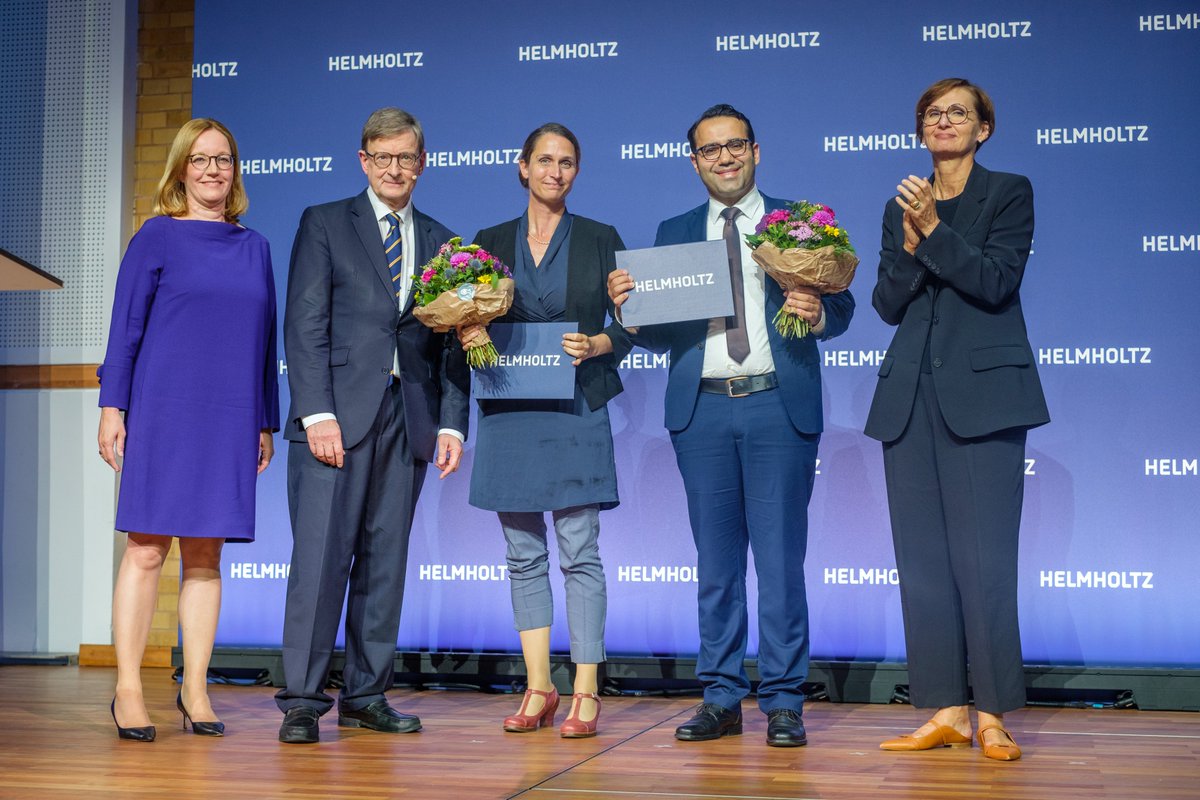 🎉 Helmholtz High Impact Award for tandem solar cells: Prof. Michael Saliba <a href="/miliba01/">Michael Saliba</a> &amp; team with <a href="/evlithun/">Eva Unger</a> <a href="/AntonioAbate83/">Antonio Abate</a> <a href="/AlbrechtLab/">Steve Albrecht's Lab</a>.

Thanks <a href="/starkwatzinger/">Bettina Stark-Watzinger</a> @BMBF_Bund and @Helmholtz_de President Wiestler for the recognition.

Celebrating #teamwork <a href="/Uni_Stuttgart/">Uni Stuttgart</a> <a href="/fz_juelich/">Forschungszentrum Jülich | @fzj@social.fz-juelich</a>
