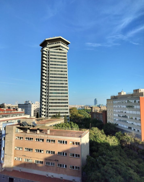 ap_bcn's tweet photo. Mismas vistas de antaño ❤️. Es curioso volver como alumno allí (@eoibarcelona) donde un día fuiste profe (durante muchos años).
#Raval #eoibd #catalunya #EdificioColón https://t.co/WV3VEivqT8