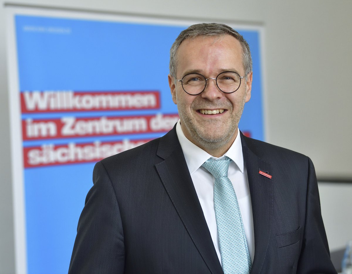 handwerksblatt's tweet photo. ZDH-Präsident Jörg Dittrich - @Dachschaden - ist am 28.09.23 live im @ZDF bei @maybritillner zu Gast. Thema der #Talkrunde mit weiteren prominenten Gästen aus der Politik ist die #Baukrise. @ZDH_news Foto: © Sächsischer Handwerkstag/Wolfgang Schmidt https://t.co/WaYmUx9JYS https://t.co/Ni7xlKaCkC