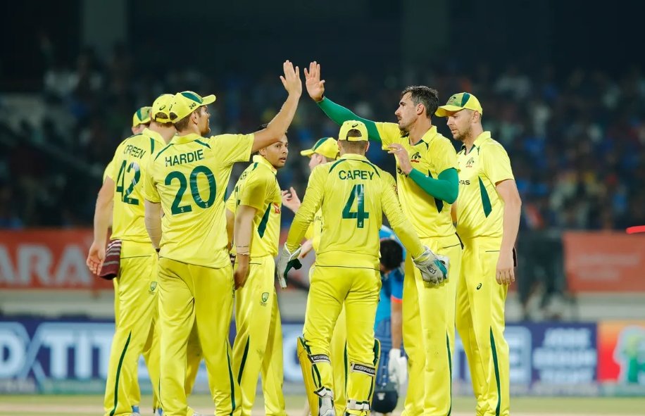 PhaseCricket's tweet photo. Australian squad for World Cup 2023:  

1.Pat Cummins (C)
2.Sean Abbott
3.Alex Carey
4.Cameron Green
5.Josh Hazlewood
6.Travis Head 
7.Josh Inglis
8.Marnus Labuschagne
9.Mitchell Marsh
10.Glenn Maxwell
11Steve Smith
12.Mitchell Starc
13Marcus Stoinis
14David Warner
15Adam Zampa https://t.co/9NgY1YLeUf