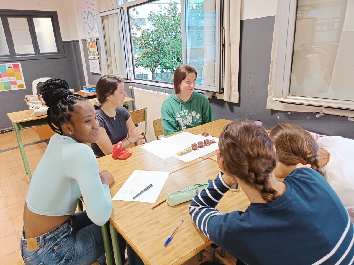 Irungo_La_Salle's tweet photo. Alumnos de 1º de AF, en el módulo de FOL, han construido un tren comestible empleando la creatividad de una manera colaborativa y aplicando las metodología del ITB para resolver tal desafío.#Gracias #LaSalle #HETEL
#NCALaSalle #KristauEskola #ITBLaSalle #ethazi #fol https://t.co/K1L5Uy5neY
