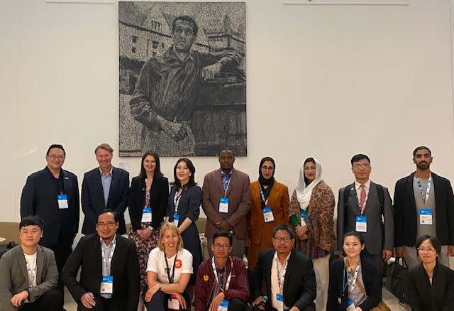 Nagarber01's tweet photo. Visiting colleagues from all over the world 🌏 including China, Scotland, Nigeria, Uzbekistan, Japan &amp; Korea
here for #THEwas were welcomed to @CPC_usyd with a tour by Prof Steve Simpson @eatlikeanimals 

Here (with permission) under #DanielBoyd's portrait of #DrCharlesPerkins https://t.co/Iri95yWUXF