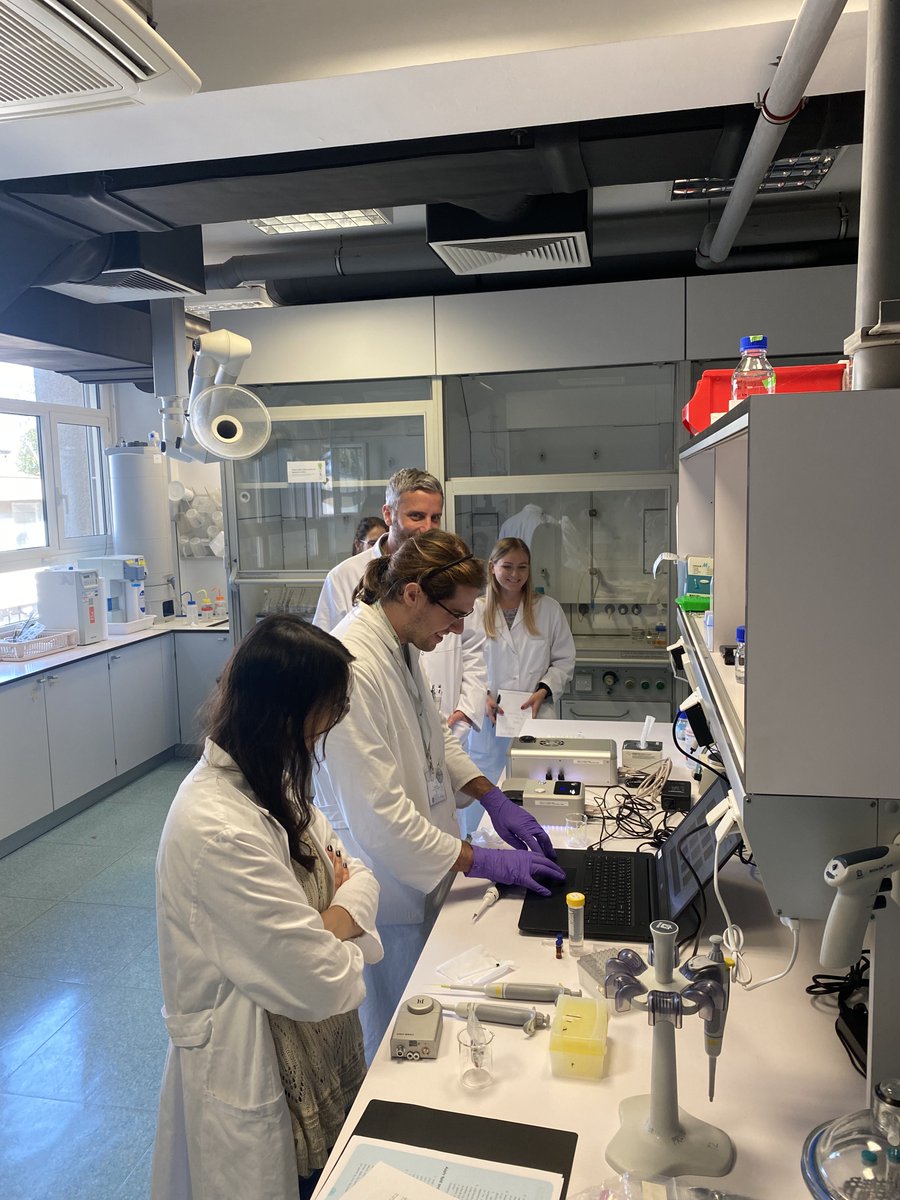 After morning lectures, the Training School on Pore Forming Toxins at @kemijski is hosting @oxfordnanopore and @NanionTech for practical demo sessions.🎉 Outside the lab, @JeremyLakey and @GAnderluh are working their own PFT magic. 🪄