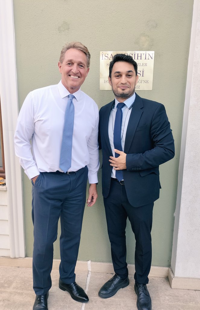 'Inspiring Encounter with Jeffry Lane Flake 🤝✨

Meeting Mr. Flake was not just a photo op; it was a chance to connect, learn, and be inspired by his unwavering commitment to principled leadership. 📚🇺🇸

#Leadership #Inspiration #MeetingOfMinds #JeffryLaneFlake #PositiveChange