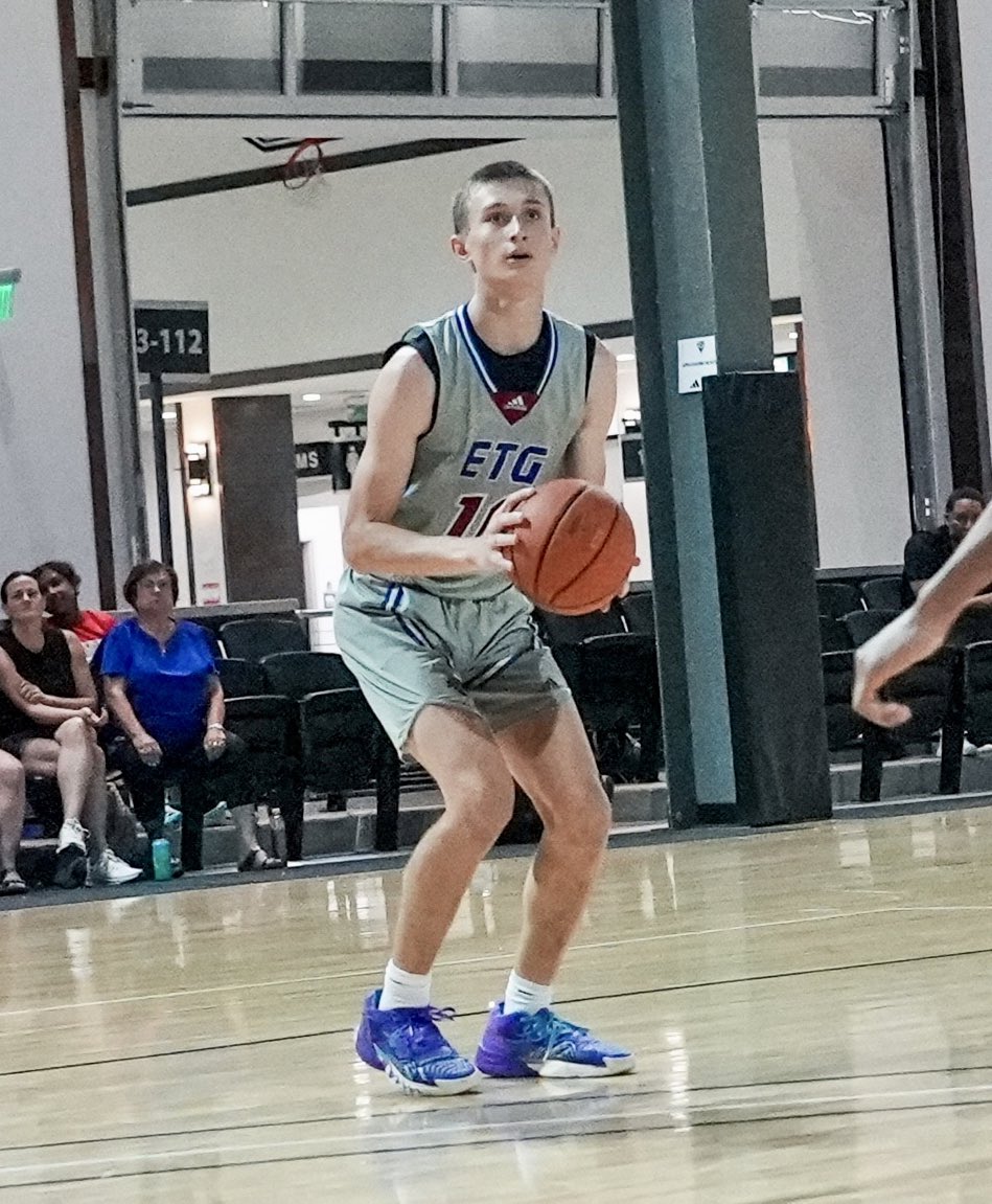 Omaha HC Chris Crutchfield, Creighton assistant Derek Kellogg and Colorado State assistant Brian Cooley in this morning for 2024 @PLSbasketball wing Bryson Bahl.