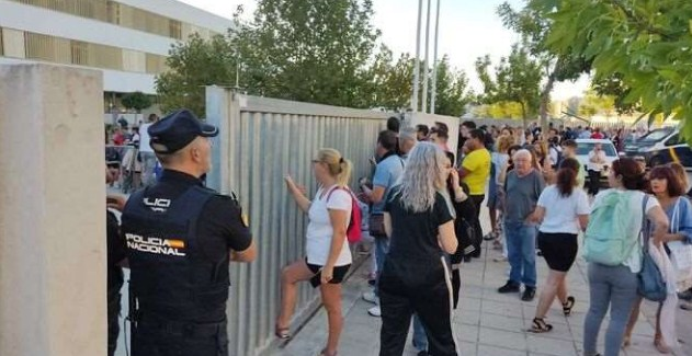 noticiaaldia's tweet image. Alumno de 14 años apuñaló a cinco personas en una escuela en España                              noticialdia.com/sucesos/alumno…