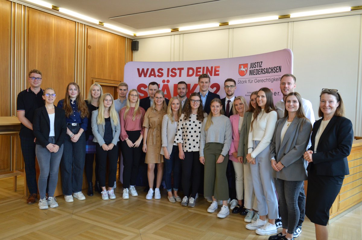 Nachwuchskräfte starten ihre Karriere im Oberlandesgerichtsbezirk Oldenburg - Zwanzig Dipl.-Rechtspflegerinnen und Dipl.-Rechtspfleger zu Beamten auf Probe ernannt. Mehr Informationen unter: …desgericht-oldenburg.niedersachsen.de/startseite/akt…