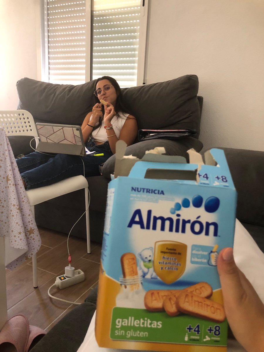 Paulatriii's tweet photo. CON MIS GALLETAS FAVORITAS Y MI MARIQUI SOY LA MÁS FELIZ DEL MUNDOOOOOO https://t.co/YmCpyhSMAb