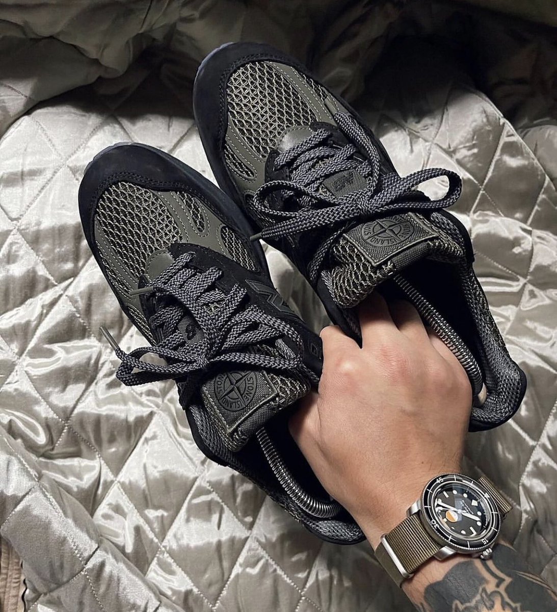 FitThemAll's tweet photo. Nouvelles images des New Balance 991v2 x Stone Island 💣 https://t.co/Uu8enILYgt