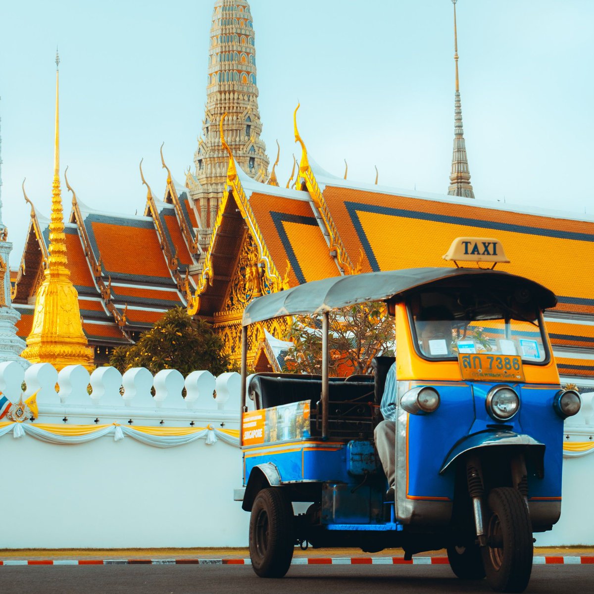 TheDragonTrip's tweet photo. Bangkok is home to many impressive temples and palaces, you'll discover a whole new world on our 30-day Southeast Asia Loop - are you ready? 😍

#thedragontrip #thailand #bangkok #asiatravel https://t.co/bhlG9Sn814
