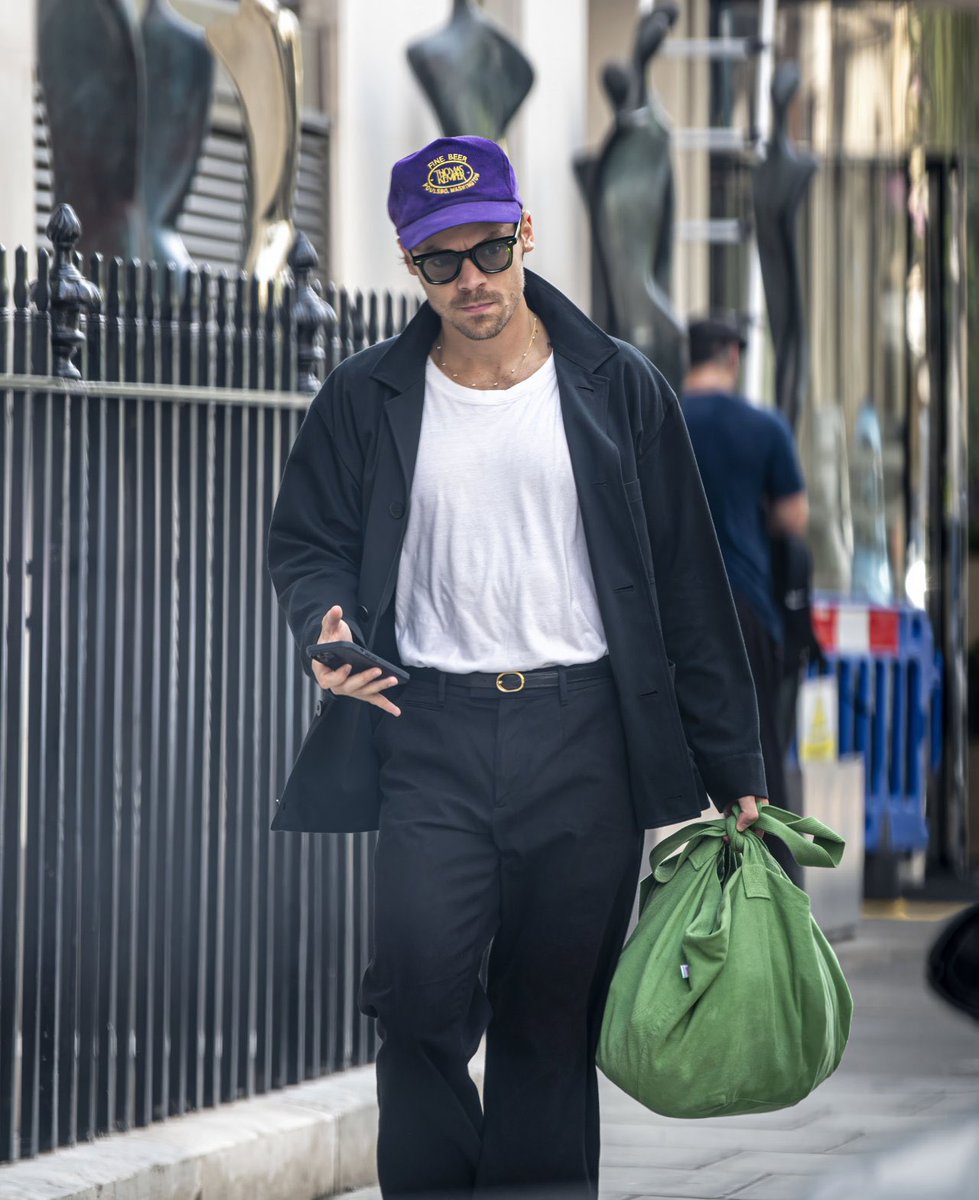 hstylescandid's tweet photo. Harry out in London. https://t.co/upVtW70jBE
