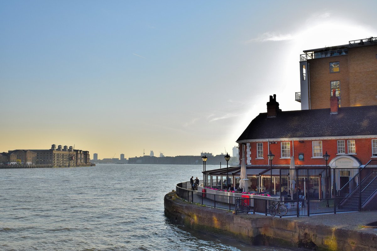 RockwellLtd's tweet photo. 🍴 From exciting new restaurants to centuries-old pubs🍻, Narrow Street is an area of the capital which perfectly blends London’s rich history with its modern lifestyle offering. To read more, visit: https://t.co/1cXai3A1xp #history #culture #London #Westferry #CanaryWharf https://t.co/wZHvGoDYeH