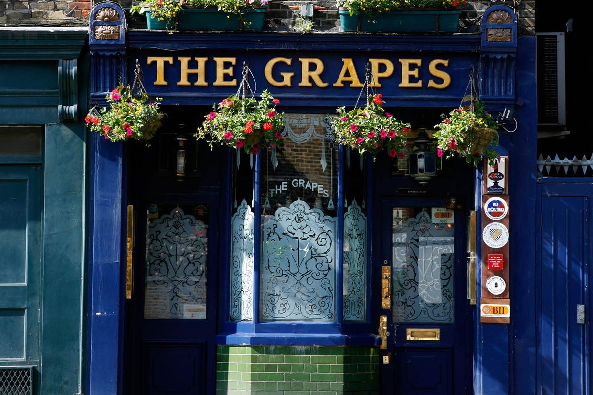 RockwellLtd's tweet photo. 🍴 From exciting new restaurants to centuries-old pubs🍻, Narrow Street is an area of the capital which perfectly blends London’s rich history with its modern lifestyle offering. To read more, visit: https://t.co/1cXai3A1xp #history #culture #London #Westferry #CanaryWharf https://t.co/wZHvGoDYeH