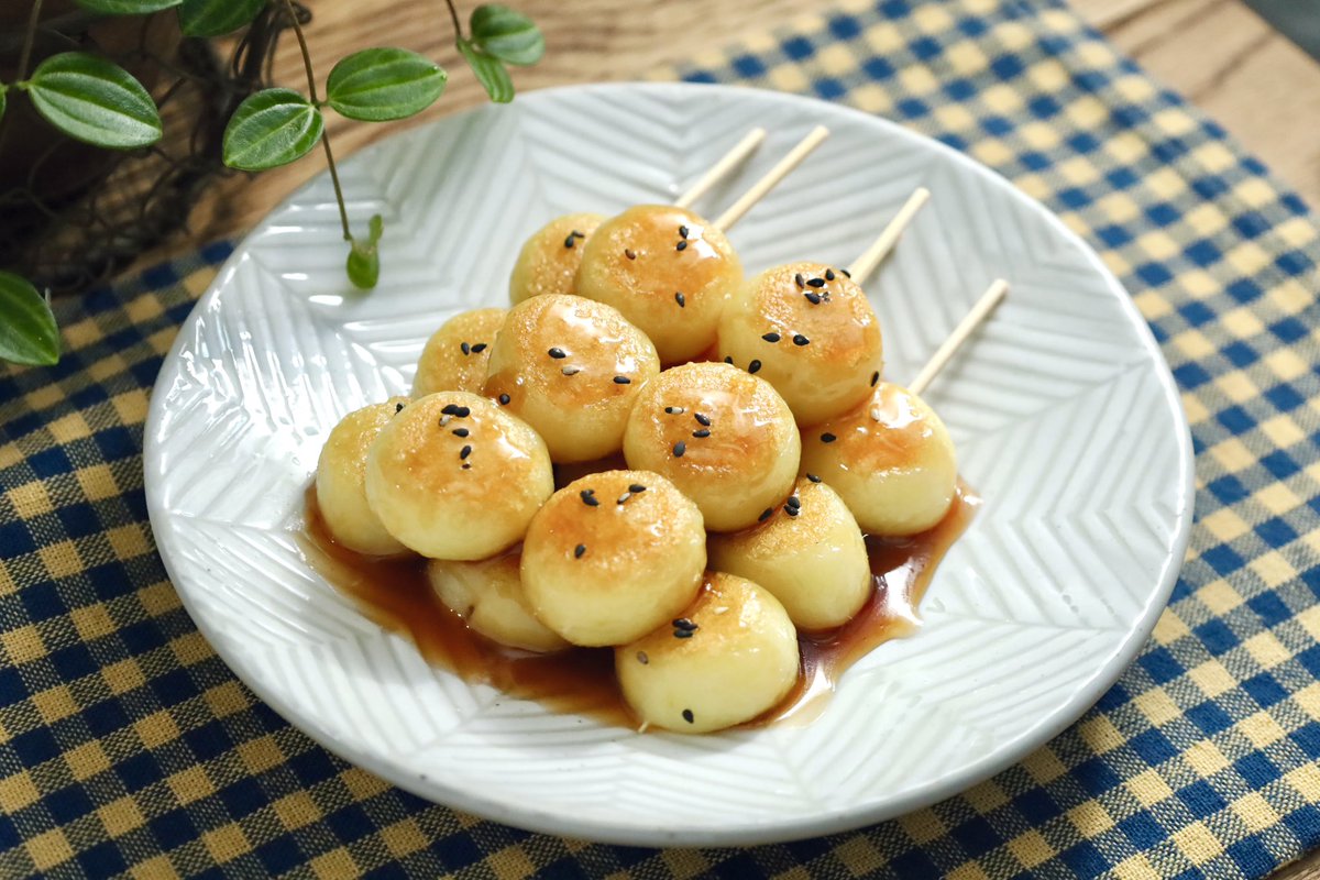 boku_5656's tweet photo. 先週、試作垢で話していた、美味しすぎてマジで試食が止まらなかった【大学芋だんご🍠】

茹でたさつまいも団子を、ごま油でしっかり焼くことで、表面がカリッとして美味しい〜✨

十五夜のお団子にも是非🌕🐇 https://t.co/Y9OfqkkQEp