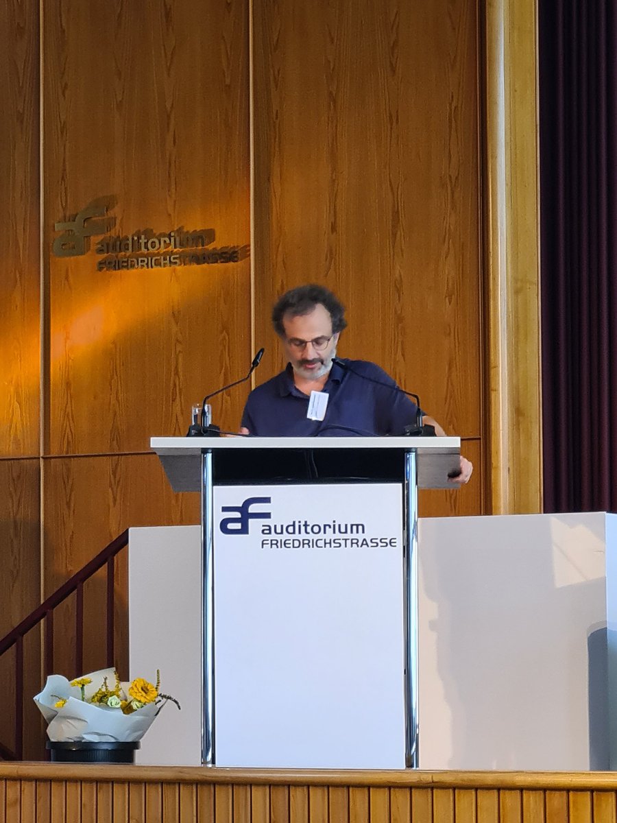WinRa___'s tweet photo. Prof. Dr. Serhat Karakayali, Ko-Sprecher im #WinRa-Regionalnetzwerk West, spricht auf der @DezimInstitut-Konferenz 2023 zum Thema "Gemeinschaften als Entitäten – die Multiplikation von Rassismen". 
#Rassismusforschung https://t.co/qU0KuKJh6h