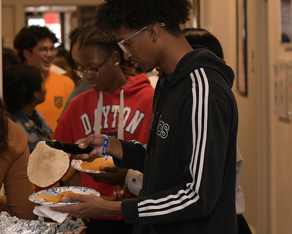daymag's tweet photo. Pass the salsa! The @univofdayton Multi-Ethnic Education and Engagement Center hosted quite the spread to launch the celebration of Hispanic Heritage Month this week in Alumni Hall. Muchas gracias, MEC! #FlyerEye πΈ: Larry Burgess https://t.co/6HIZvLmMtA