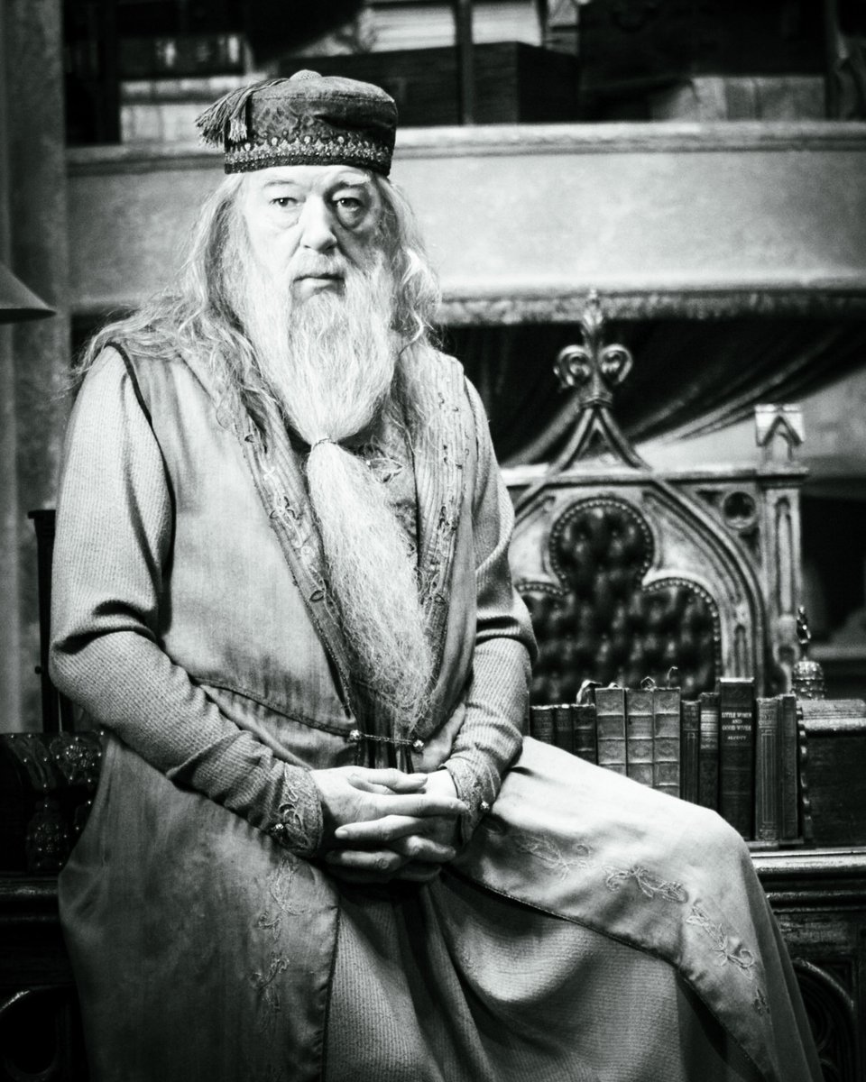 Fallece el actor Michael Gambon, el querido Albus Dumbledore en Harry Potter, a los 82 años de edad.

“No sientas pena de los muertos, sino de los vivos, y sobre todo, de aquellos que viven sin amor”.