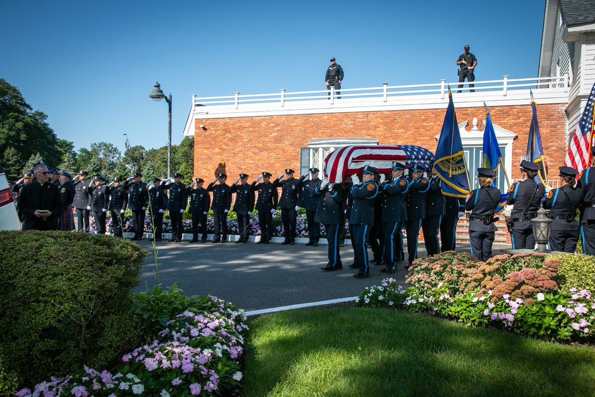 SCPDHq's tweet photo. Last week, the SCPD said goodbye to Officer Robert Kirwan, who died of 9/11-related cancer on September 9.

Kirwan joined the PD in 1975 and was assigned to the Emergency Service Section in 1979.  He responded to the aftermath 9/11, spending more than 30 days on a recovery team. https://t.co/SX6iVySMsc