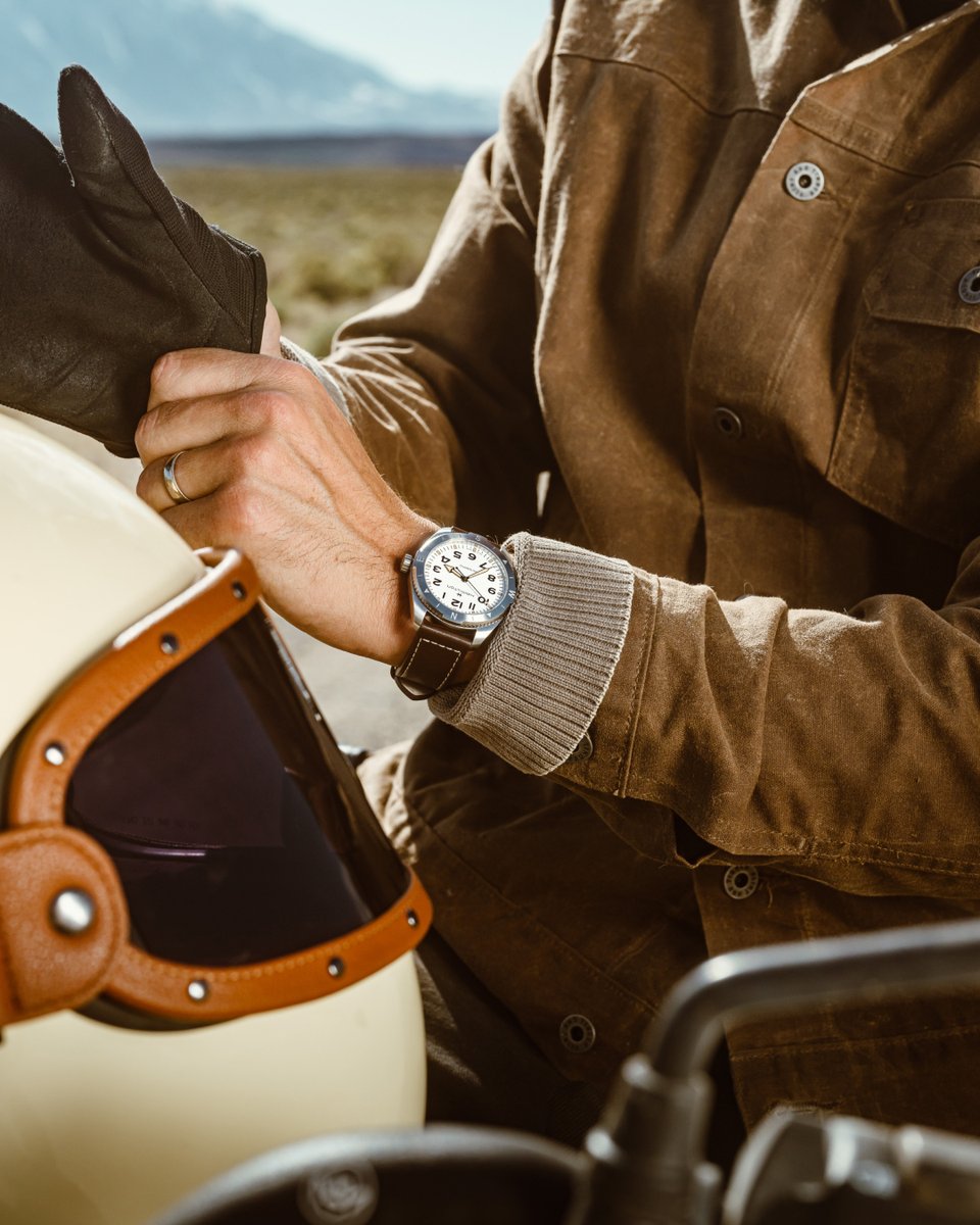 hamiltonwatch's tweet image. With its minimalist textured dial and Super-LumiNova® coating, the Khaki Field Expedition lets you grasp time instantly, as you venture through vast sands and chase the horizon: ms.spr.ly/60139lxVS

#hamiltonwatch #stepoutside #expedition #new #adventureawaits